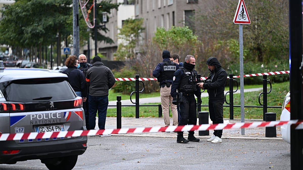 Расистский теракт под Парижем: у подозреваемого нашли “Майн кампф”, его перевели в психиатрическую клинику